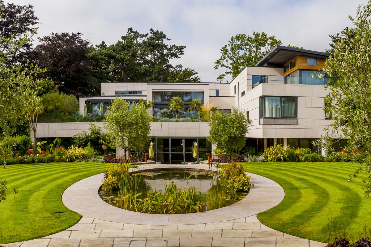 A Modern House Garden Designed by Damien Keane 