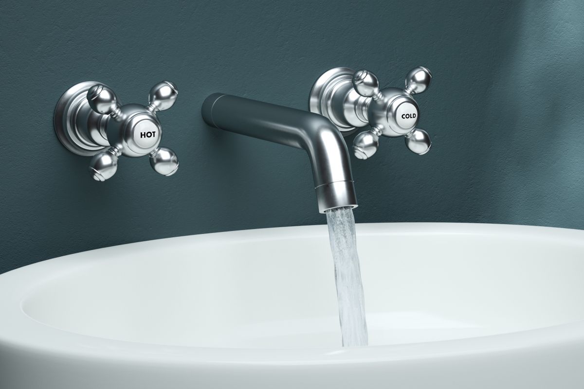 Sink with aerator to conserve water