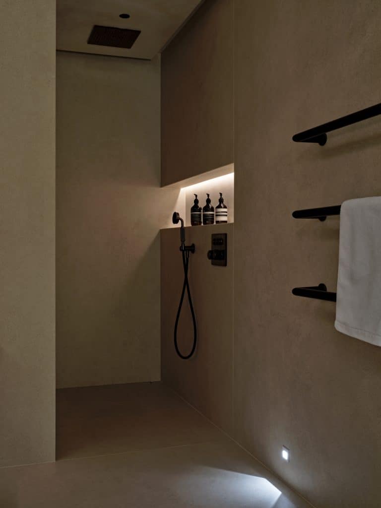 Dimmable lighting in minimalist bathroom.